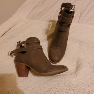 Womens boots, approx size 8